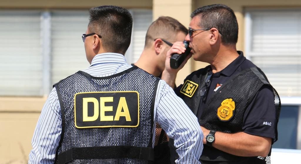 DEA amenaza con perseguir a funcionarios que facilitan el tráfico del fentanilo
