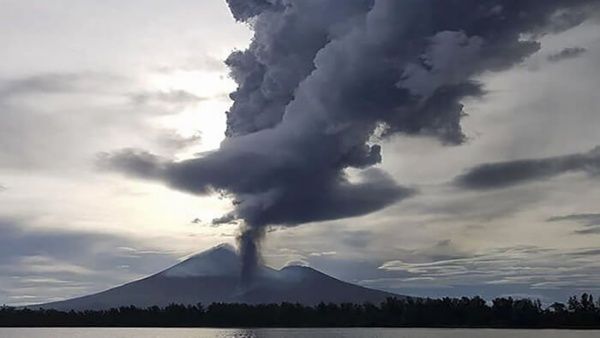Entra en erupción volcán Ulawun en Papúa Nueva Guinea