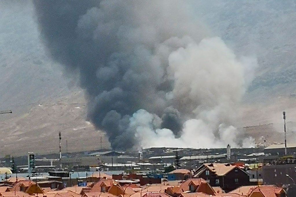 Suspenden clases en Antofagasta debido a emergencia ambiental provocada por incendio en exvertedero “La Chimba”
