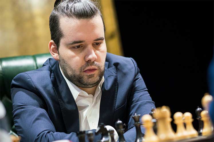 Ruso Nepomniachtchi defiende la punta en el Torneo de Candidatos de ajedrez