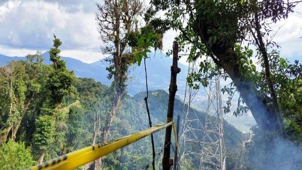La carretera de energía eléctrica viola la propiedad privada del cableado de alta tensión de las viviendas. Foto Prensa comunitaria