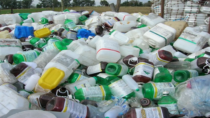 Alertan sobre envases plásticos de agroquímicos sin reciclar en Argentina