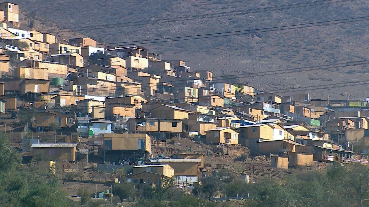 Alcalde de Lampa advierte que al menos 5 mil personas viven en una toma de terreno con peligro de derrumbe