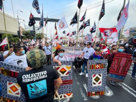 Gremios en Perú protestan frente al Congreso como parte de las acciones del paro nacional