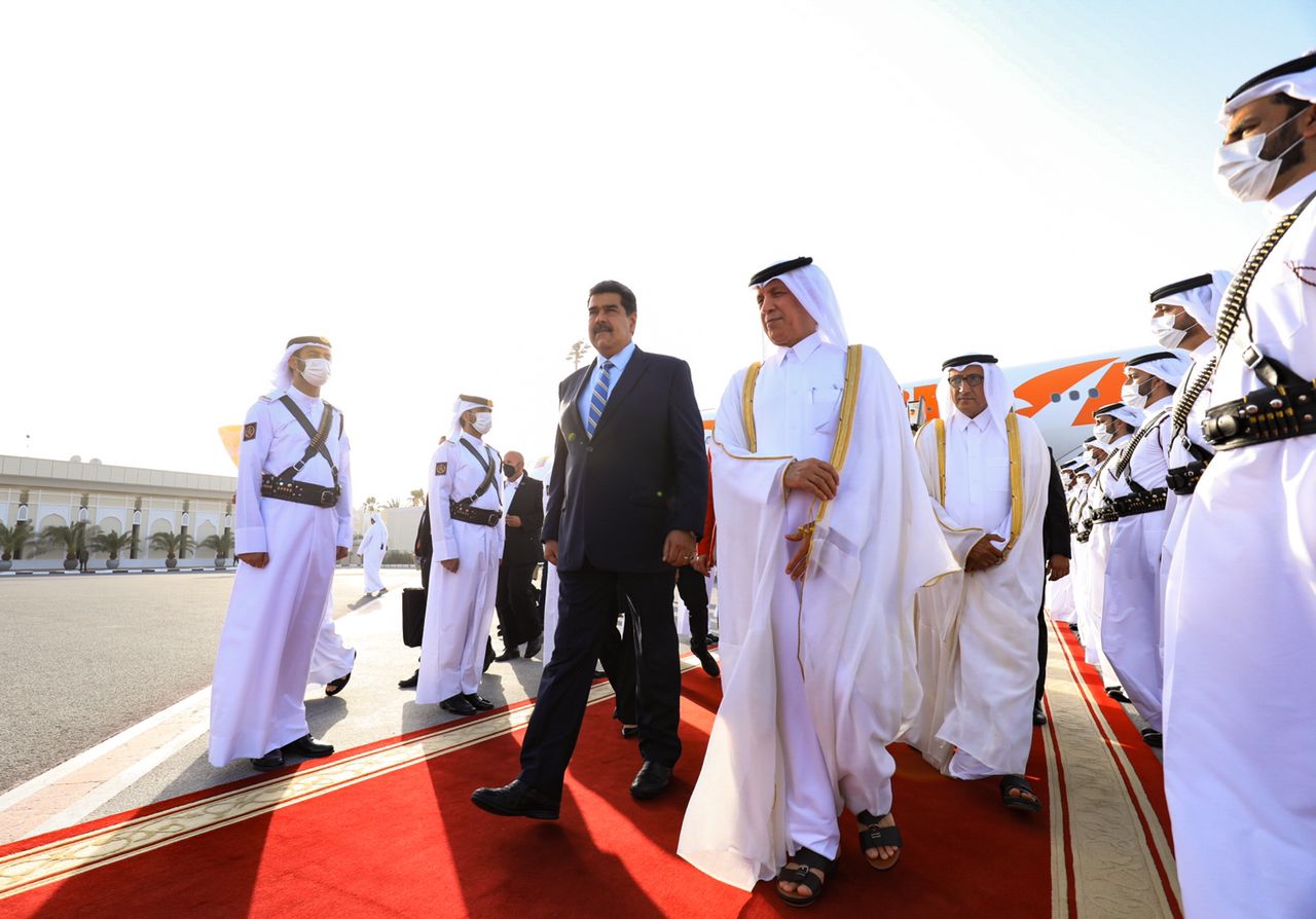 Maduro llegó a Catar tras instalar comisión mixta en Kuwait