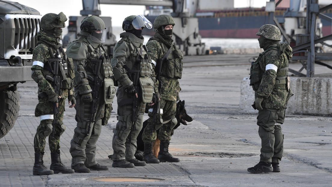 Militares rusos vigilan el puerto de Mariúpol, en la República Popular de Donetsk.