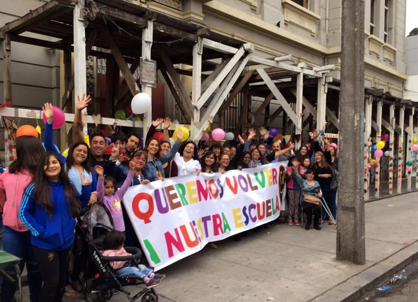 Profesoras de la Escuela Barros Luco de Valparaíso en estado de movilización por malas condiciones del establecimiento donde funcionan temporalmente
