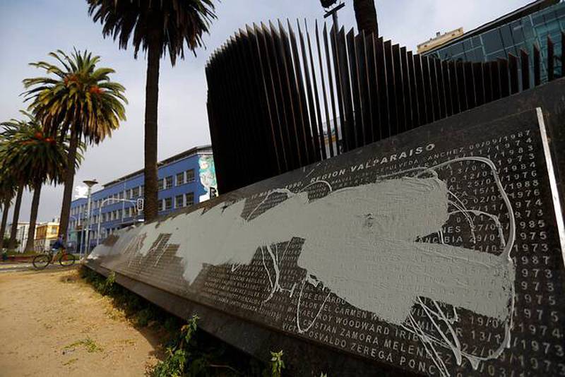 Condenan vandalización de muro en Valparaíso en homenaje a detenidos desaparecidos durante la dictadura