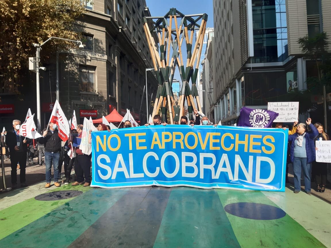 “No te aproveches Salcobrand”: Trabajadores de farmacias denuncian condiciones laborales abusivas y que son obligados a vender productos que los clientes no necesitan