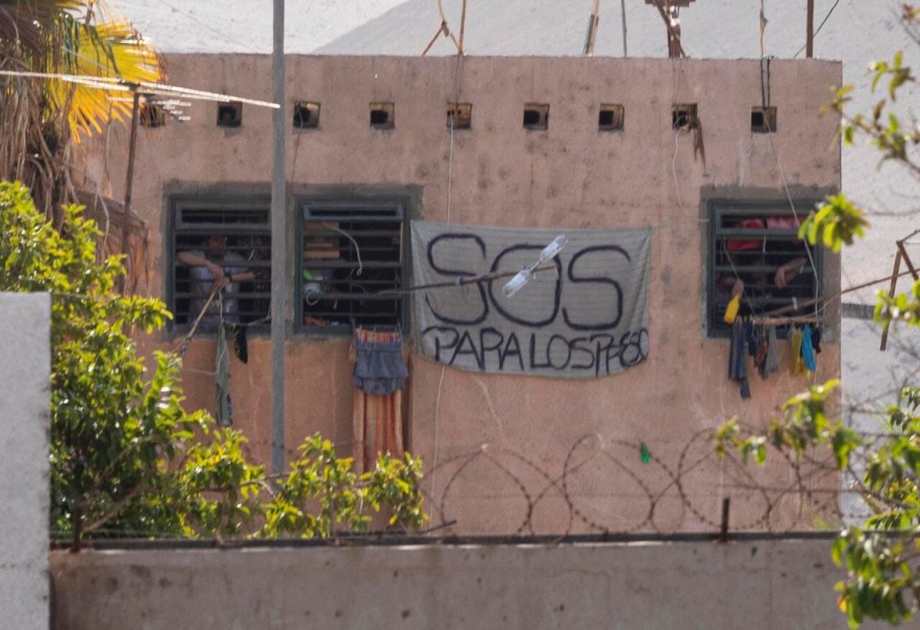 Reubican en distintas cárceles a más de 40 reos acusados de torturar a primerizos en Santiago 1