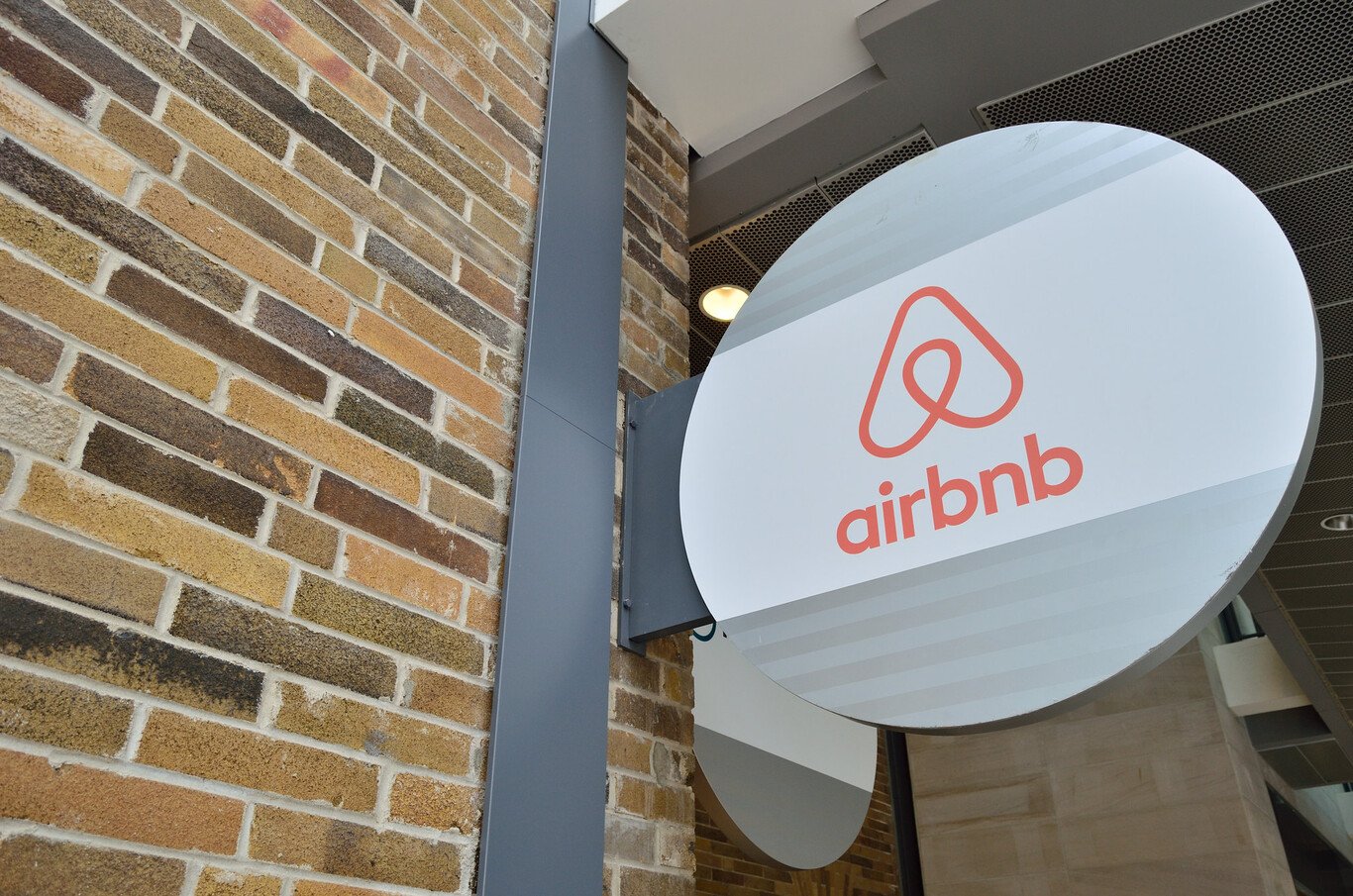 Airbnb prohíbe fiestas y eventos en todo el mundo