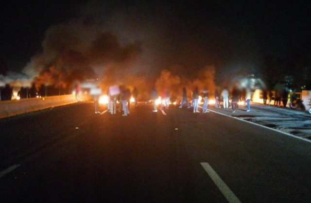 Vecinos de San Juan Tuxco bloquean la México-Puebla por presunto joven secuestrado