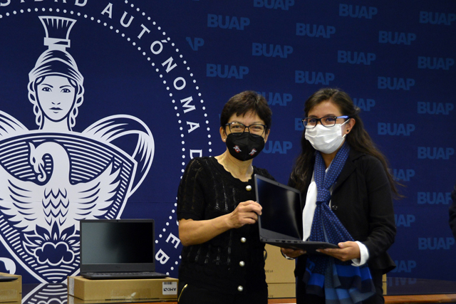 Lilia Cedillo entrega computadoras a trabajadores de Contraloría de la BUAP