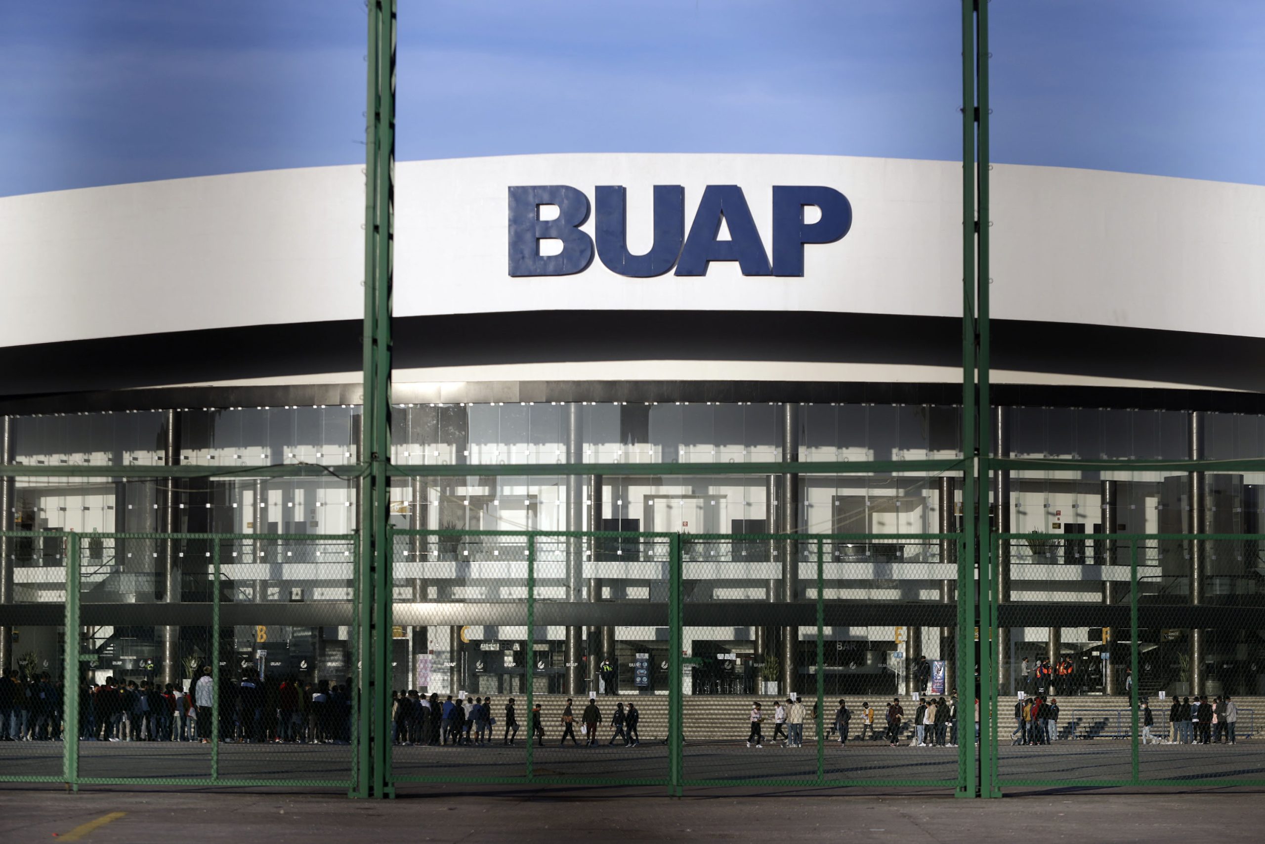 Futuros profesionistas realizan examen de admisión BUAP 2022 México