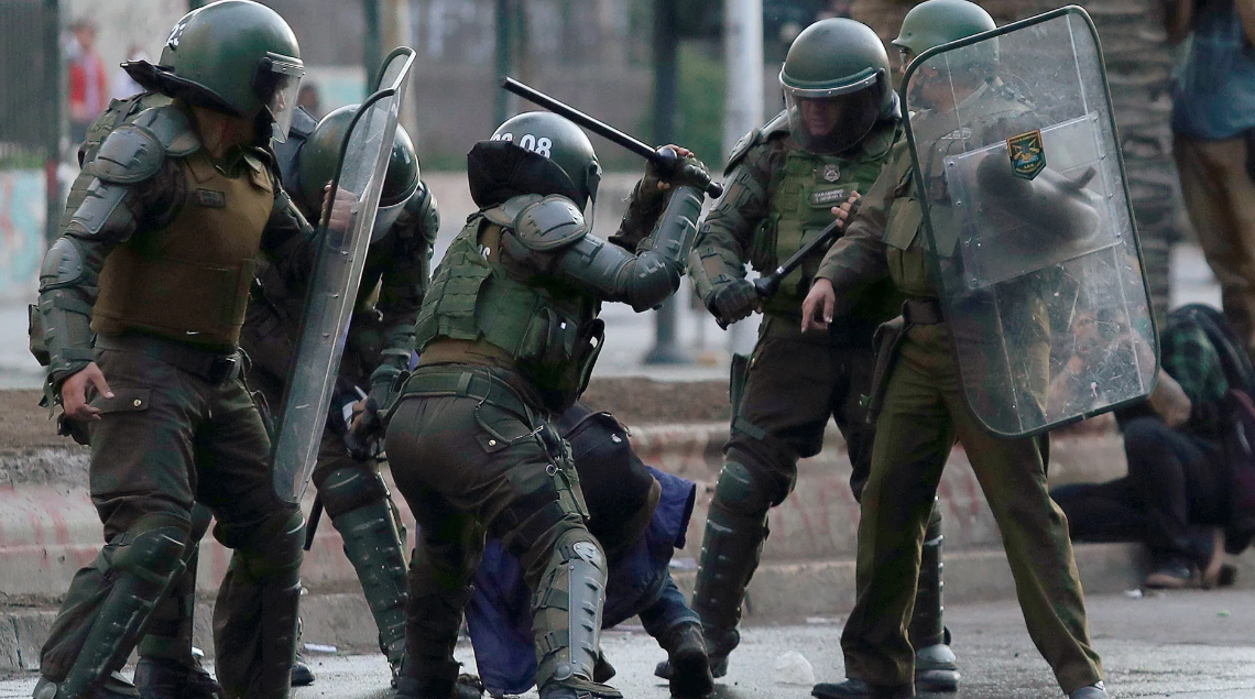 Declaran culpables a dos carabineros que usaron a estudiante como escudo durante protesta del estallido social