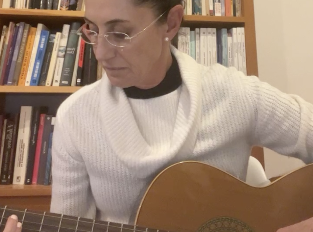 Claudia Sheinbaum toca la guitarra y muestra su depa en «live» de Facebook