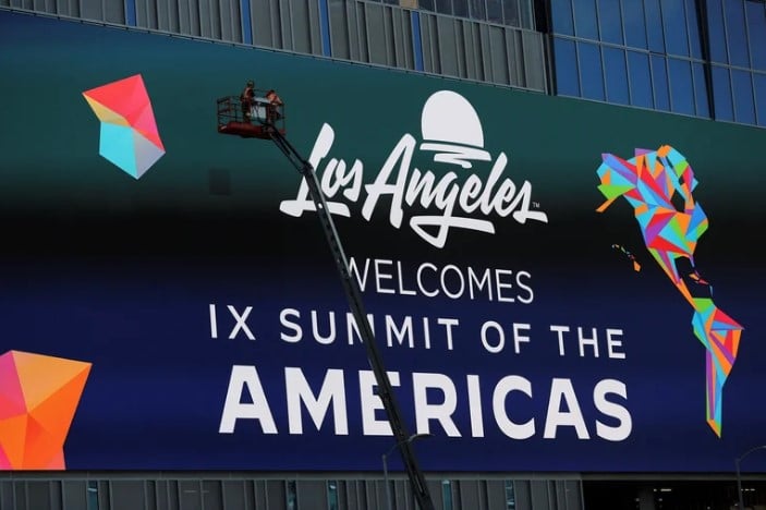 Pancarta gigante que anuncia la Cumbre de las Américas 2022