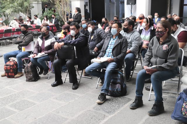 Apoya “martes ciudadano” a doña Gloria Guillón con documento oficial