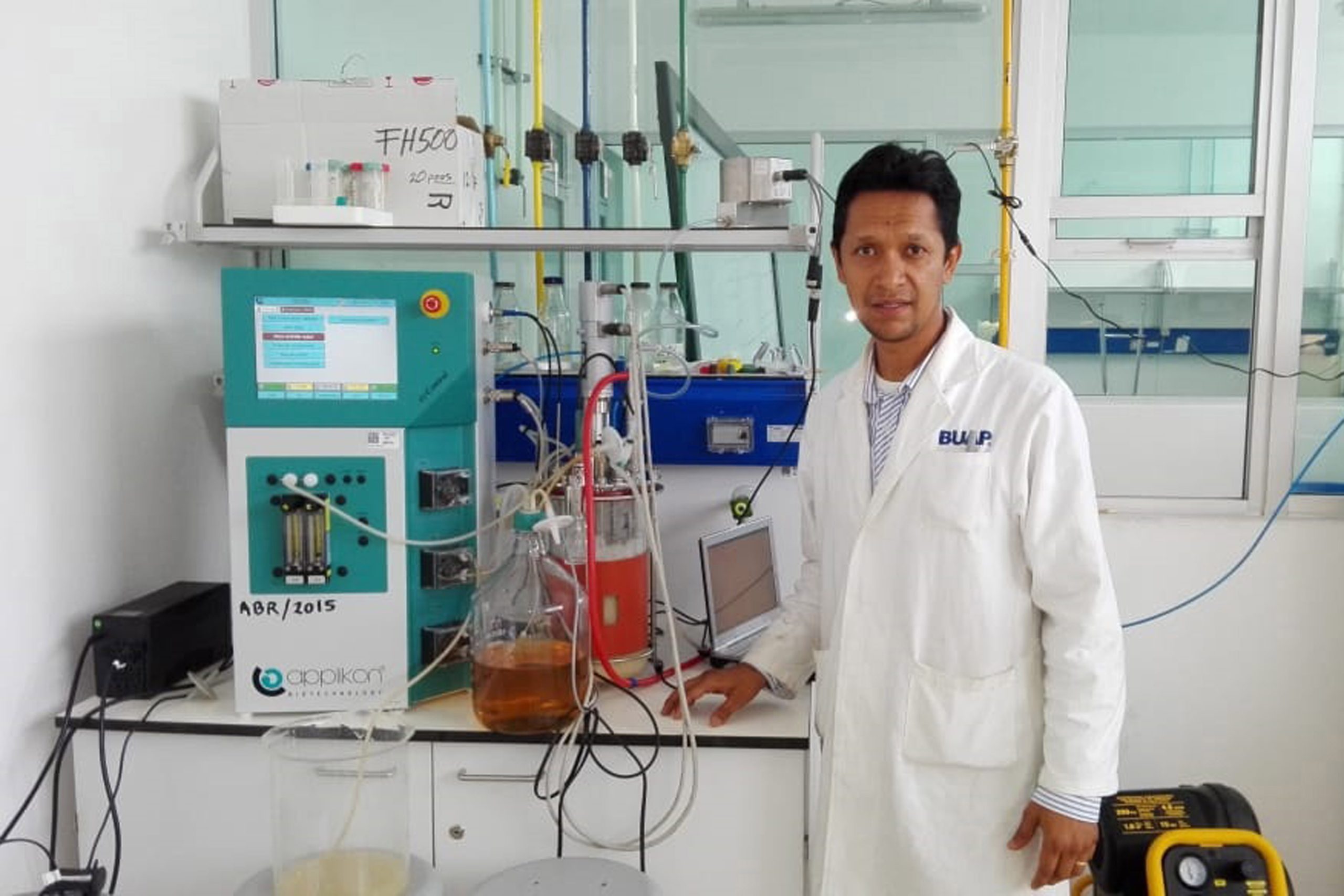 Dr. Antonio Báez estudia en BUAP cepas bacterianas para ayudar producción agrícola