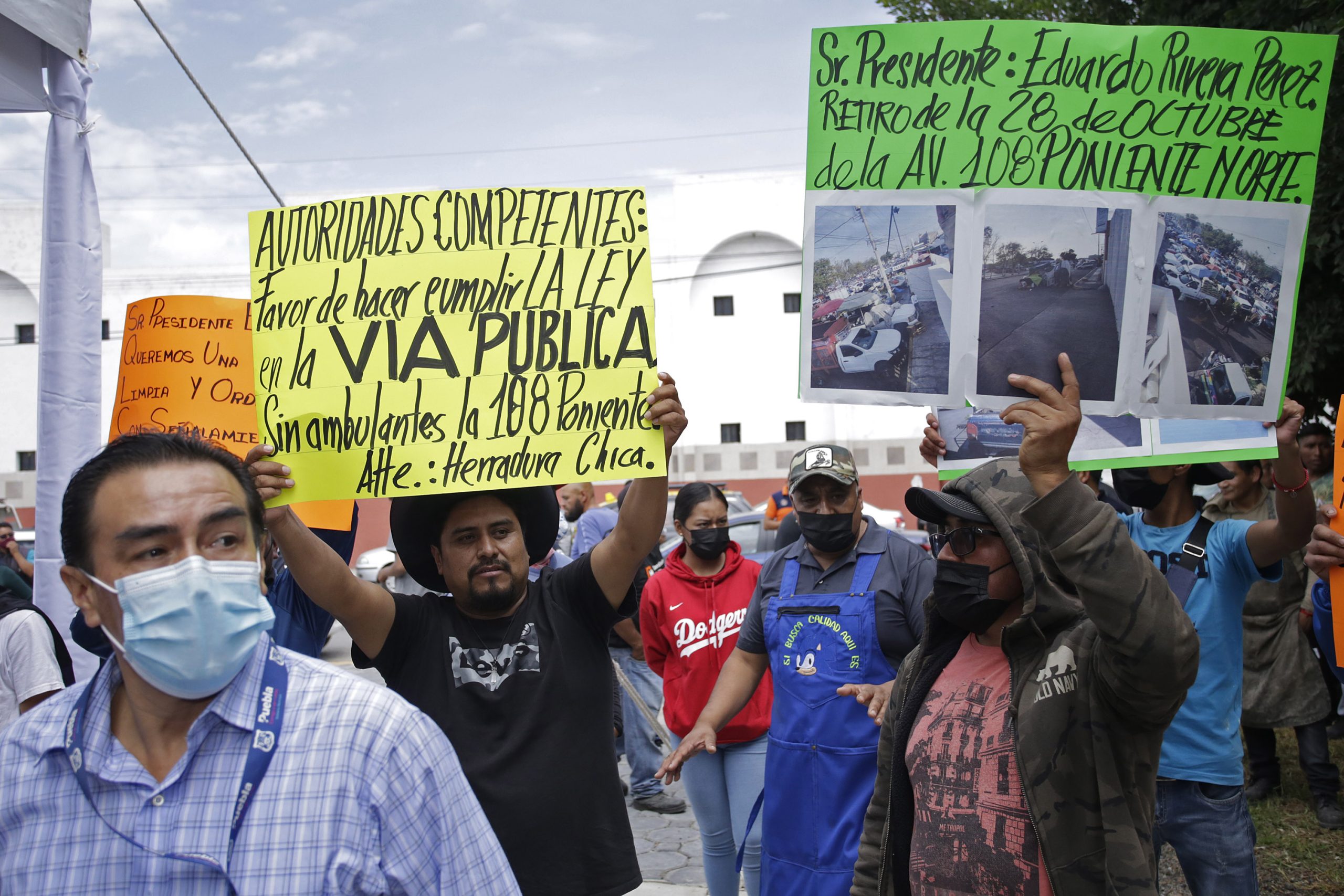 Rivera no cumple con retirar ambulantes de la 108; comerciantes protestan