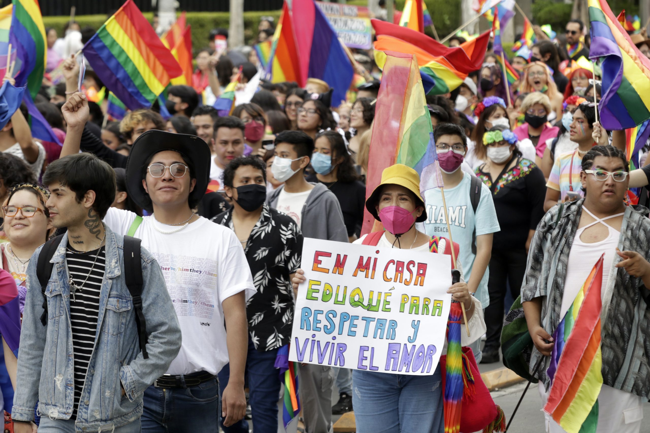 Visibilidad y respeto, comunidad LGBT+ pinta de arcoíris a Puebla