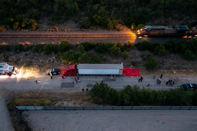 Tras tragedia en San Antonio, Abbott impone nuevos retenes en tráileres