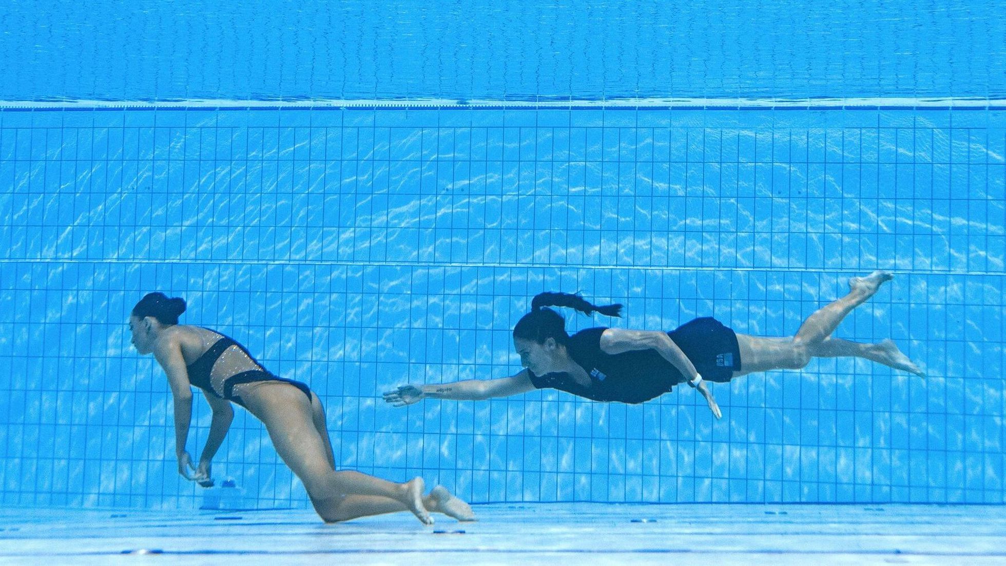 Entrenadora salva a nadadora mexicana que se desmayó en la piscina