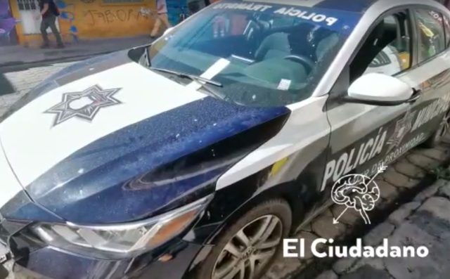 ¡Ni ellos se salvan!, multan a patrulla municipal por incumplir reglas de parquímetros