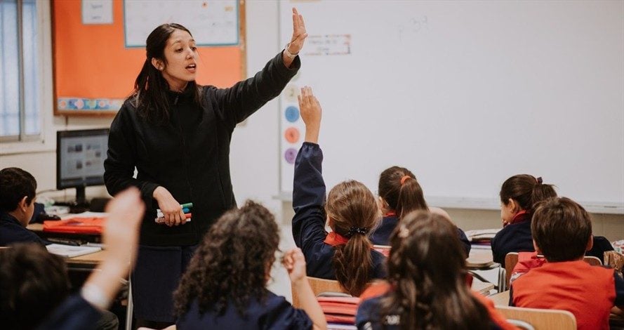 profesora haciendo clases