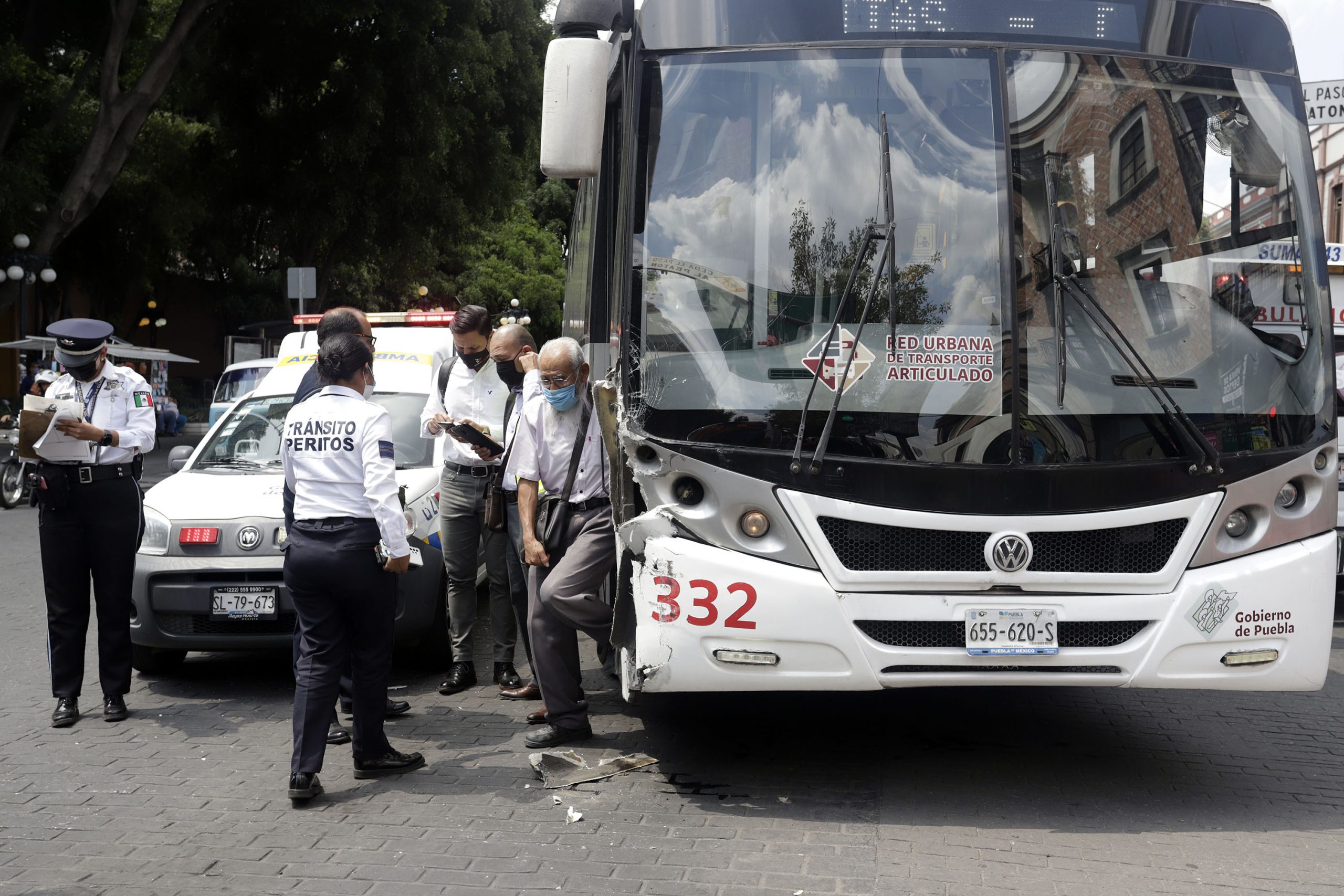 Choque del RUTA con auto particular deja heridos en la 11 Norte México