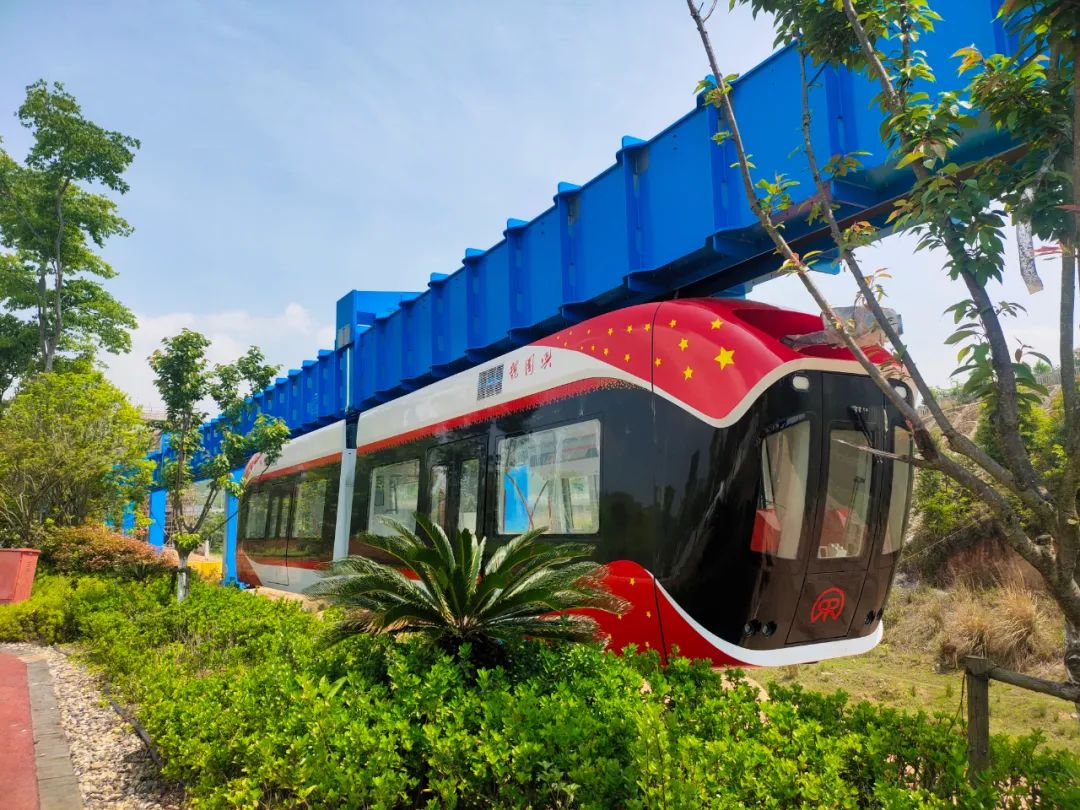 Xingguo, el tren que cuelga boca abajo en China y que funciona con levitación magnética