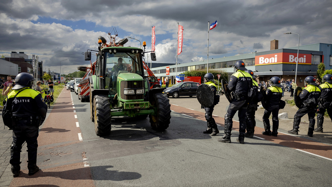 Policía dispara a tractores de protestantes en Países Bajos
