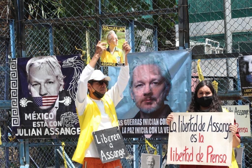 «Festejan» en embajada de EU en México, cumpleaños de Assange