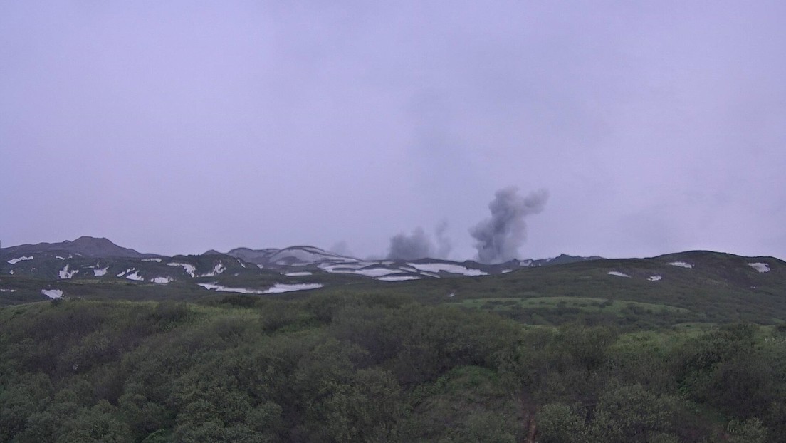Volcán expulsa una nube de cenizas de casi 2.000 metros de altura en las islas Kuriles