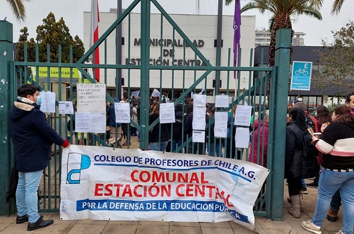 Masiva protesta de docentes en Estación Central: Denuncian no pago de imposiciones por parte de municipio