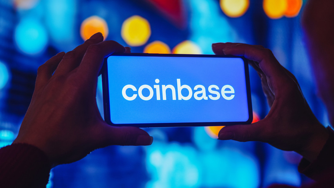 Detienen y acusan de fraude electrónico a exgerente de la plataforma de comercio de criptomonedas Coinbase