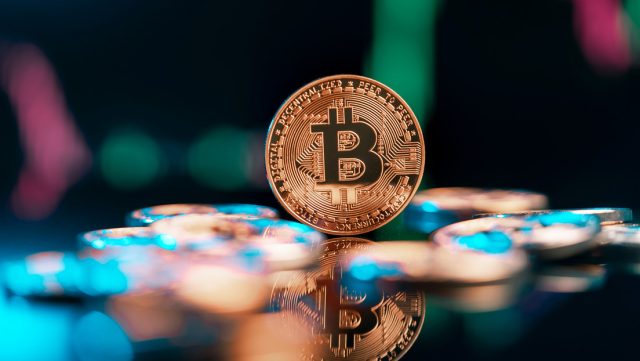 Irán autoriza uso de criptomonedas en importación de automóviles
