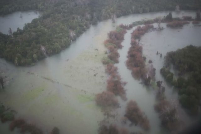 Autoridades de Gobierno entregaron cajas con ayuda a familias afectadas por inundaciones en Fresia, Región de Los Lagos