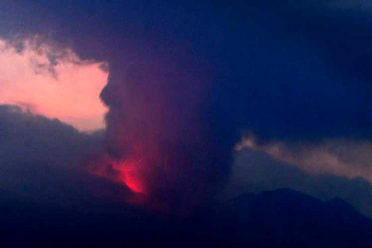 Mantienen alerta máxima por erupción del volcán Sakurajima en Japón