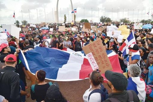 Dominicanos protestan con un plantón para exigir disolución de la OTAN