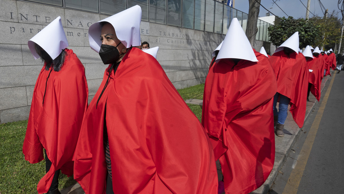 Manifestantes protestan ante Bachelet por violencia contra las mujeres en Perú vistiendo trajes de «El cuento de la criada»