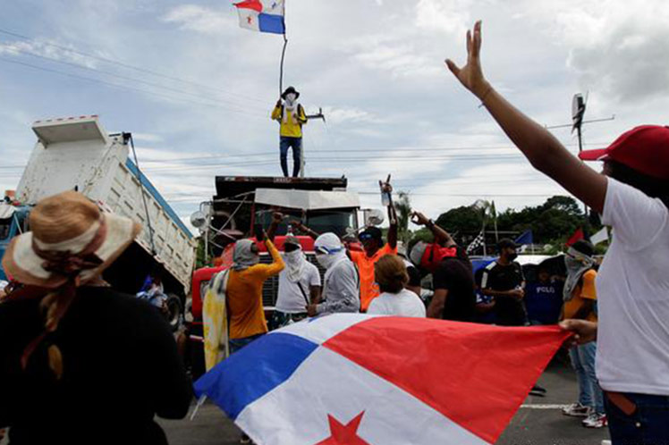 Indígenas panameños protestan cerrando las vías en para demandar la titulación de tierras