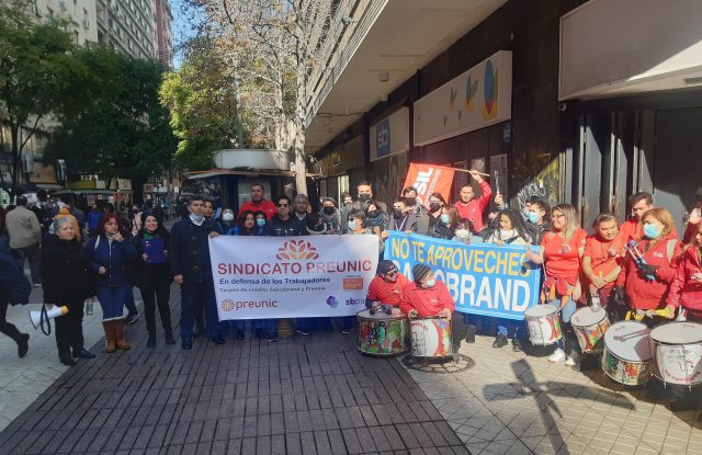 Trabajadoras de Salcobrand denuncian maltrato laboral y advierten que farmacia está aplicando precios más altos a medicamentos de primera necesidad: «Han actuado de manera brutal»