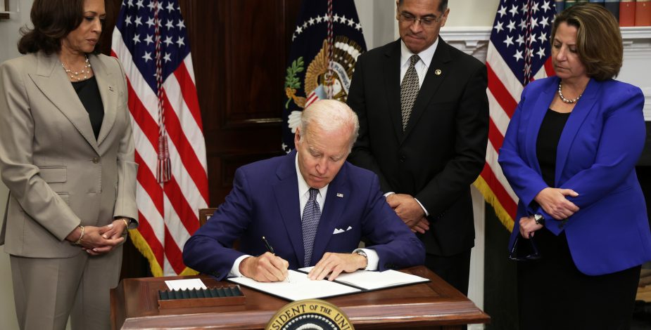 Firma Biden orden ejecutiva sobre acceso al aborto