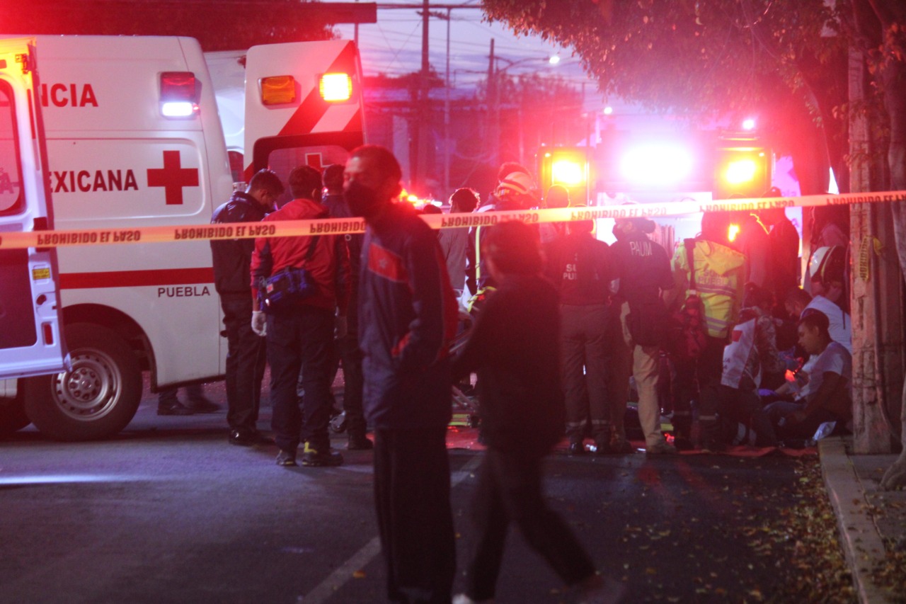 Un muerto y 9 heridos deja choque entre ruta Azteca y auto particular en Puebla