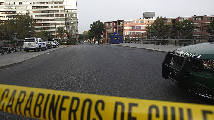 Tres personas fueron apuñaladas en el centro de Santiago: Dos de ellas se encuentran en riesgo vital