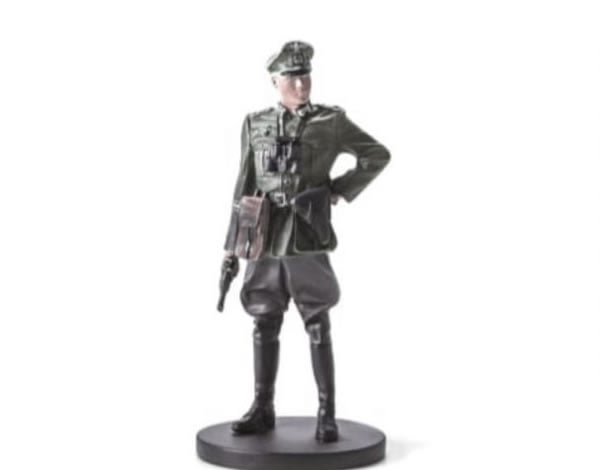 Vergüenza mundial: Embajada de Alemania en Chile lamentó venta de figuritas de soldados nazis en el Club de Lectores de El Mercurio