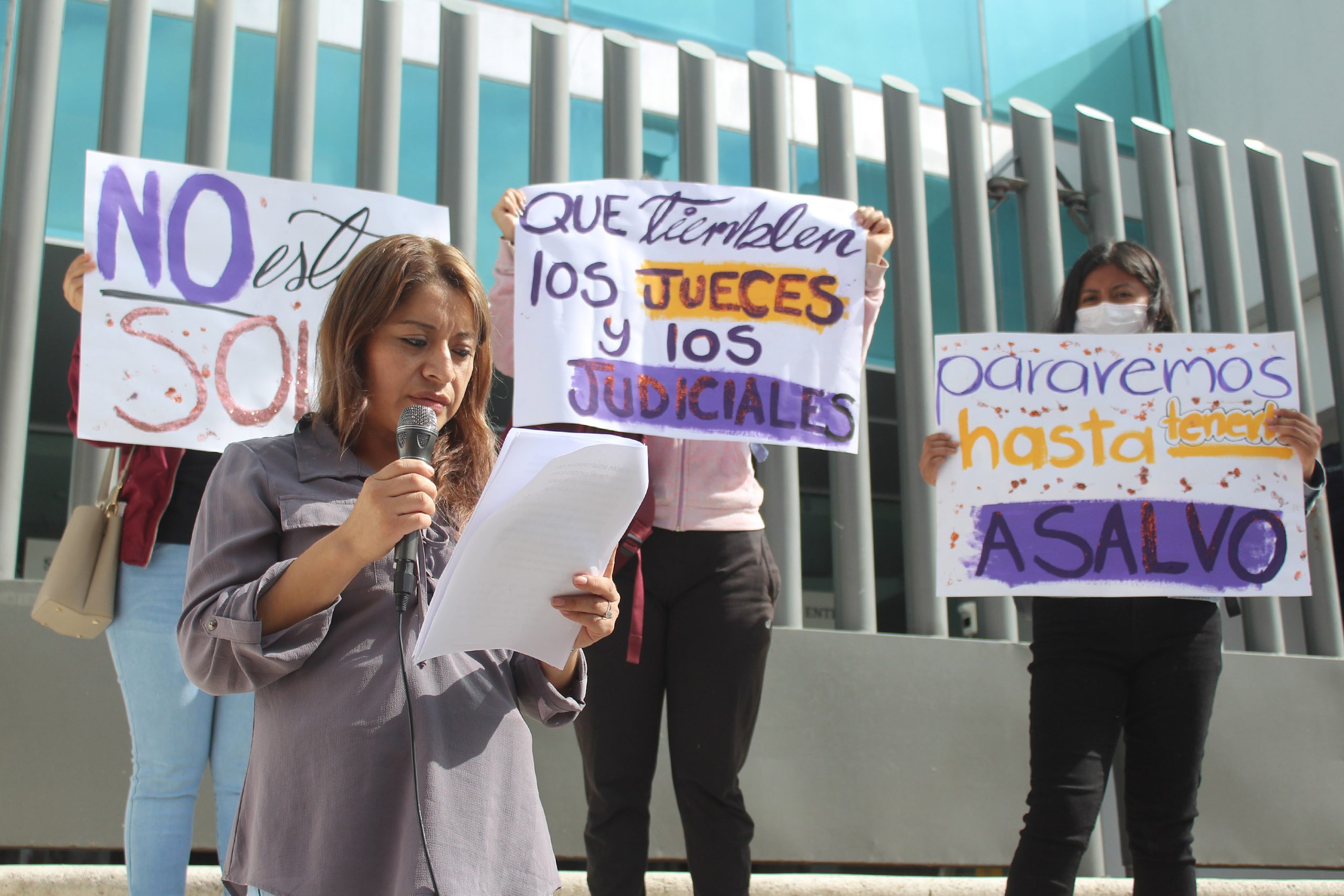 Denuncia Miriam sustracción de sus hijas; pide apoyo a FGE ante omisiones 