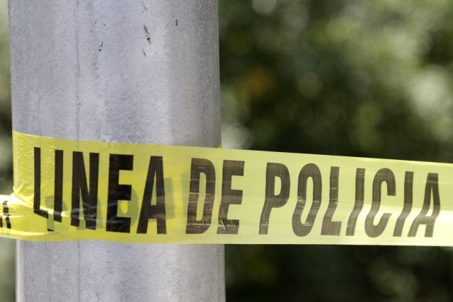 Caen dos presuntos traficantes; trasladaban a 28 migrantes