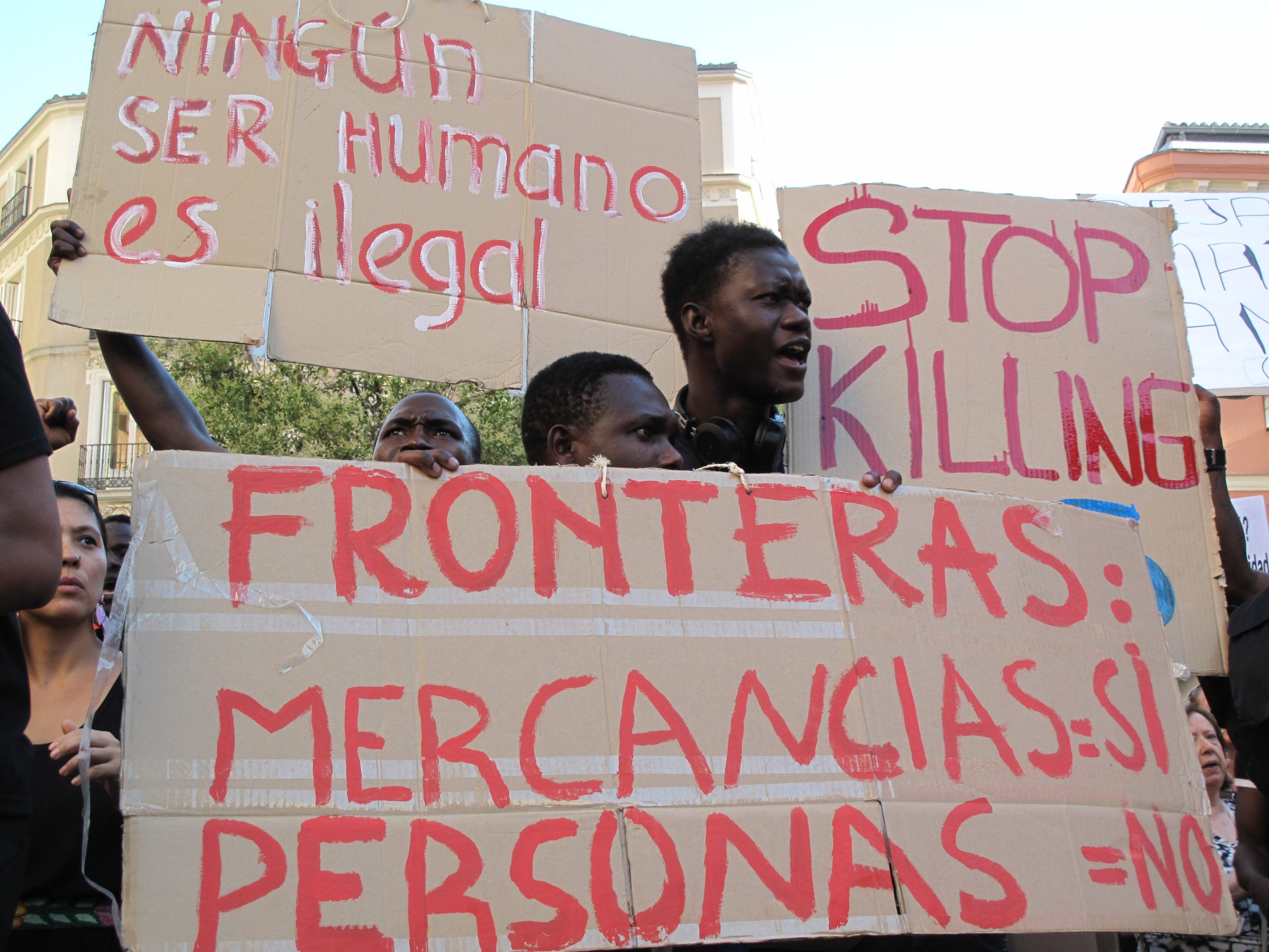 ¡Todos somos inmigrantes!, protestan en Madrid por personas muertas en Melilla